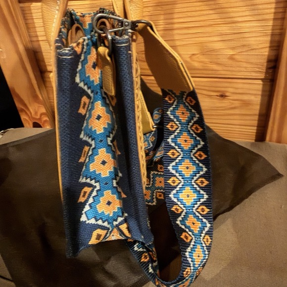 Wrangler Southwestern Aztec Print Canvas Tote Crossbody Bag Blue & Mustard New - Picture 8 of 10